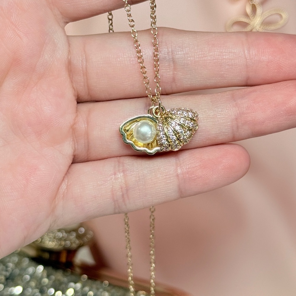 Elegant Gold Shell Pendant Necklace - Picture 7 of 10